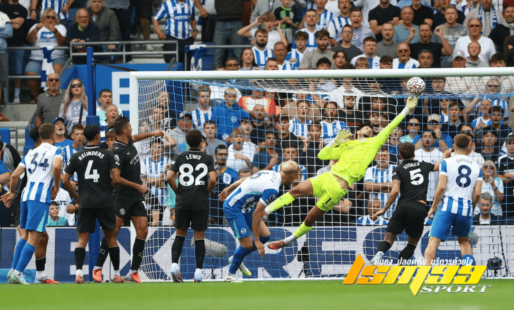 ผู้รักษาประตูแมนเชสเตอร์ ซิตี้พุ่งปัดลูกยิงของไบรท์ตัน ในเกมพรีเมียร์ลีก 2025 สัปดาห์ที่ 3 ที่สนามเอเม็กซ์ สเตเดียม ภาพของ lsm99sport